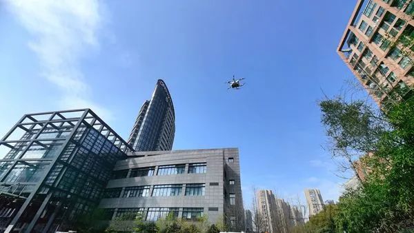 迅蚁无人机由省血液中心飞抵浙大二院