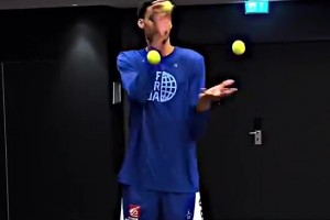 反应能力也是顶级🤯文班同时玩三个球，甚至连篮球都行！